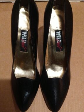 Wild Pair Vintage Black Pointed Toe Leather Pumps with Gold Insole. NWOB